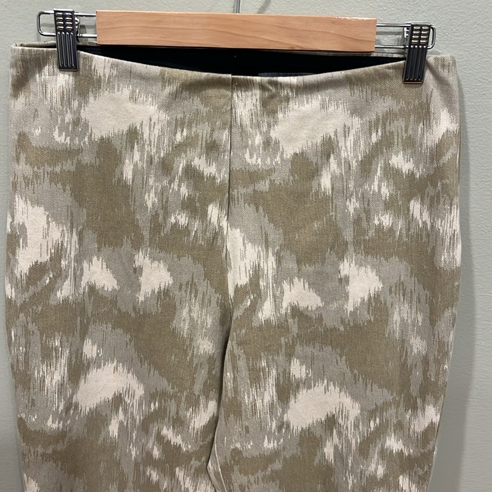 Lysse Taupe & White Cropped Ponte Leggings with Subtle Ikat Print - Picture 4 of 7